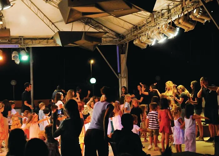 V4 Zona بيت للعطل *